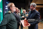 تقدیر از شهرام عسگریان معاون روابط عمومی و تبلیغات نیروی زمینی سپاه پاسداران در در آیین تجلیل از راویان خط مقدم رسانه 