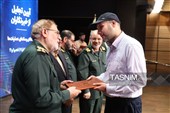تقدیر سرلشکر مصطفی ایزدی جانشین فرمانده کل سپاه از فرشاد عالی معاون روابط عمومی سازمان بسیج مستضعفین  و جانباز جنگ 12 روزه در آیین تجلیل از راویان خط مقدم رسانه