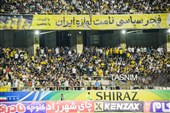 دیدار تیم‌های فوتبال فجرسپاسی شیراز و صنعت نفت آبادان