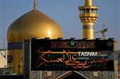 تعویض پرچم و نصب کتیبه‌های شهادت امام حسن عسکری(ع) در حرم مطهر رضوی
