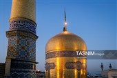 تعویض پرچم و نصب کتیبه‌های شهادت امام حسن عسکری(ع) در حرم مطهر رضوی