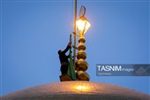 تعویض پرچم و نصب کتیبه‌های شهادت امام حسن عسکری(ع) در حرم مطهر رضوی