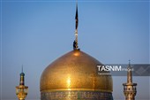 تعویض پرچم و نصب کتیبه‌های شهادت امام حسن عسکری(ع) در حرم مطهر رضوی