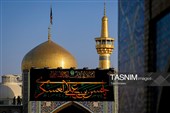 تعویض پرچم و نصب کتیبه‌های شهادت امام حسن عسکری(ع) در حرم مطهر رضوی