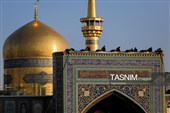 تعویض پرچم و نصب کتیبه‌های شهادت امام حسن عسکری(ع) در حرم مطهر رضوی