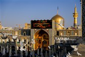 تعویض پرچم و نصب کتیبه‌های شهادت امام حسن عسکری(ع) در حرم مطهر رضوی