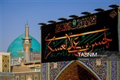 تعویض پرچم و نصب کتیبه‌های شهادت امام حسن عسکری(ع) در حرم مطهر رضوی