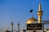 تعویض پرچم و نصب کتیبه‌های شهادت امام حسن عسکری(ع) در حرم مطهر رضوی