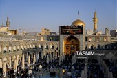 تعویض پرچم و نصب کتیبه‌های شهادت امام حسن عسکری(ع) در حرم مطهر رضوی