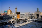 تعویض پرچم و نصب کتیبه‌های شهادت امام حسن عسکری(ع) در حرم مطهر رضوی