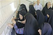 اهدای دو قالی نذری بانوان میبد برای ساخت صحن حضرت زینب(س)