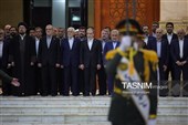 الرئیس الإیرانی وأعضاء الحکومة یجددون العهد مع مبادئ الإمام الراحل