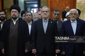الرئیس الإیرانی وأعضاء الحکومة یجددون العهد مع مبادئ الإمام الراحل