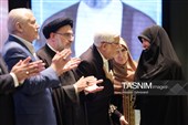 تقدیر از خانواده شهدا در آیین اهدای جایزه البرز