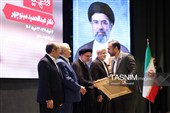 تقدیر از خانواده شهدا در آیین اهدای جایزه البرز