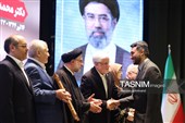 تقدیر از خانواده شهدا در آیین اهدای جایزه البرز