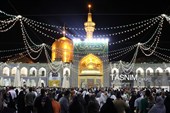 حال و هوای حرم مطهر رضوی در شب ولادت نبی اکرم صلی‌الله‌علیه‌وآله و امام صادق علیه‌السلام