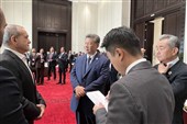 بزشکیان وشی جین بینغ یتبادلان حدیثاً مقتضباً فی قمة منظمة شنغهای بقرغیزستان