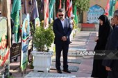 آیین گلباران و عطرافشانی قبور مطهر شهدا در اراک