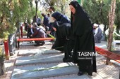 آیین گلباران و عطرافشانی قبور مطهر شهدا در اراک