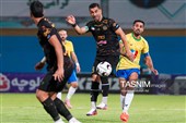 دیدار تیم‌های فوتبال صنعت نفت آبادان و سپاهان اصفهان