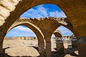 اروانسرای تاریخی عسگرآباد و پل تاریخی نزدیک آن از جمله بناهای تاریخی ارزشمند در نزدیکی شهر قم است.