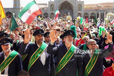 خادمان حرم در استقبال از کاروان نمادین بانوی کرامت