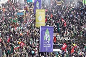 خادمان حرم در استقبال از کاروان نمادین بانوی کرامت