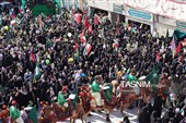 خادمان حرم در استقبال از کاروان نمادین بانوی کرامت