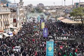 خادمان حرم در استقبال از کاروان نمادین بانوی کرامت