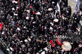 خادمان حرم در استقبال از کاروان نمادین بانوی کرامت