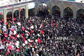 خادمان حرم در استقبال از کاروان نمادین بانوی کرامت