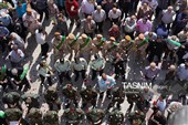خادمان حرم در استقبال از کاروان نمادین بانوی کرامت