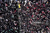 خادمان حرم در استقبال از کاروان نمادین بانوی کرامت