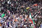 خادمان حرم در استقبال از کاروان نمادین بانوی کرامت