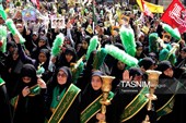 خادمان حرم در استقبال از کاروان نمادین بانوی کرامت