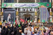 خادمان حرم در استقبال از کاروان نمادین بانوی کرامت
