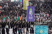 خادمان حرم در استقبال از کاروان نمادین بانوی کرامت