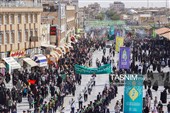 خادمان حرم در استقبال از کاروان نمادین بانوی کرامت