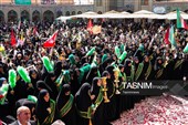 خادمان حرم در استقبال از کاروان نمادین بانوی کرامت