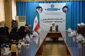 هدایای متبرک آیت‌الله سیستانی به خانواده شهدای جنگ در گیلان اهدا شد