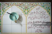 رنگ آمیزی نقوش کاشی هفت رنگ توسط استاد کار 