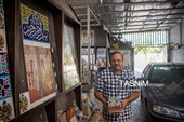 استاد علی تعبدی متولد ۱۳۳۷ شیراز شاخص ترین استاد پیشکسوت ایران در رشته هنری کاشی هفت رنگ است.علی تعبدی که دانشنامه زنده و سیار هنر کاشی هفت رنگ در ایران است در کنار برادر فقید و هنرمند زنده یاد حسین تعبدی و استادان بزرگی نظیر کریم فغفوری و صدراله اوجی از کاشیکاران نامدار شیراز در دهه های اخیر بوده و در جوانی به استادی رسید و در تعمیرات و بازسازی کاشی های اماکن مهم تاریخی از جمله حسینیه قوام، باغ نظر، باغ عفیف آباد و مساجد و حرمهای مطهر امامزادگان بزرگوار شیراز سومین حرم اهل بیت علیهم السلام و خانه های تاریخی و با ارزش بافت قدیم شیراز از جمله خانه تاریخی «راد» نقش آفرین بوده است.