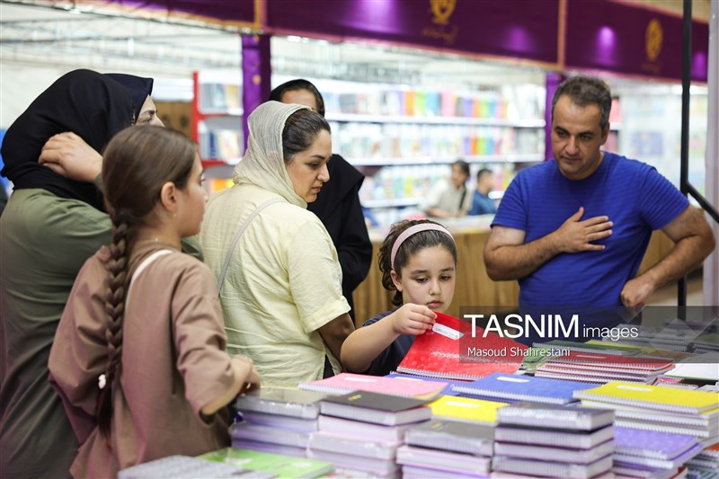 از مرد عنکبوتی تا قهرمانان ملی؛ چگونه تولیدکنندگان ورق را برگرداندند؟ تولیدکنندگان نوشت‌افزار علی‌رغم غیبت بازیگران اصلی، توانستند طرح‌های ایرانی را جایگزین طرح‌های غربی کنند. 23 دقیقه پیش