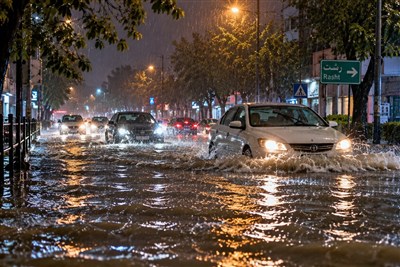 بارش شدید گیلان؛ آبگرفتگی معابر رشت و خسارت جزئی به 2 خودرو در تالش