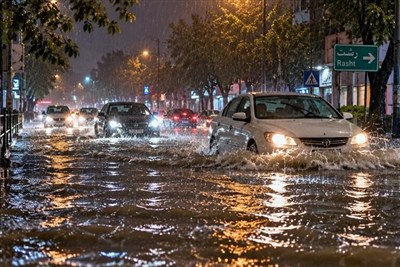 بارش شدید در گیلان؛ تردد در برخی معابر رشت با کندی انجام می‌شود