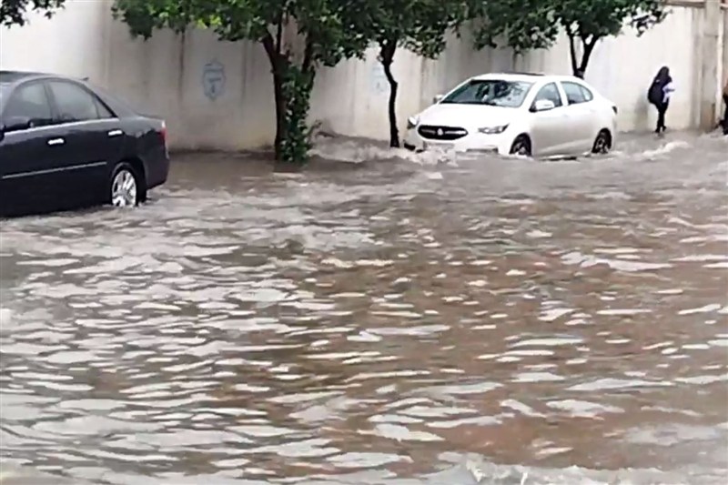 ببینید| بابل غرق در آب شد بارش‌ شب گذشته ‌که باید مایه نشاط و طراوت شهر باشد، بار دیگر به کابوس دیرینه شهروندان بابلی تبدیل شد. 7 دقیقه پیش