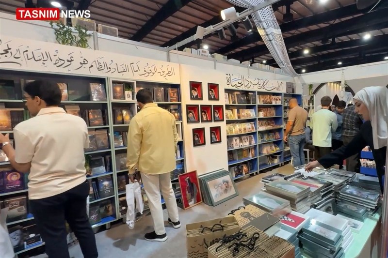 استقبال گسترده جوانان عراقی از کتب رهبر شهید در نمایشگاه کتاب بغداد
