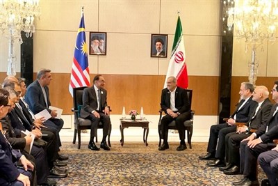في نيودلهي.. بزشكيان يلتقي رئيس وزراء ماليزيا ويؤكد ان المنطقة لا تحتاج الى شرطي