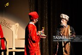 تئاتر «گؤیدن اوچ آلما دوشدو»